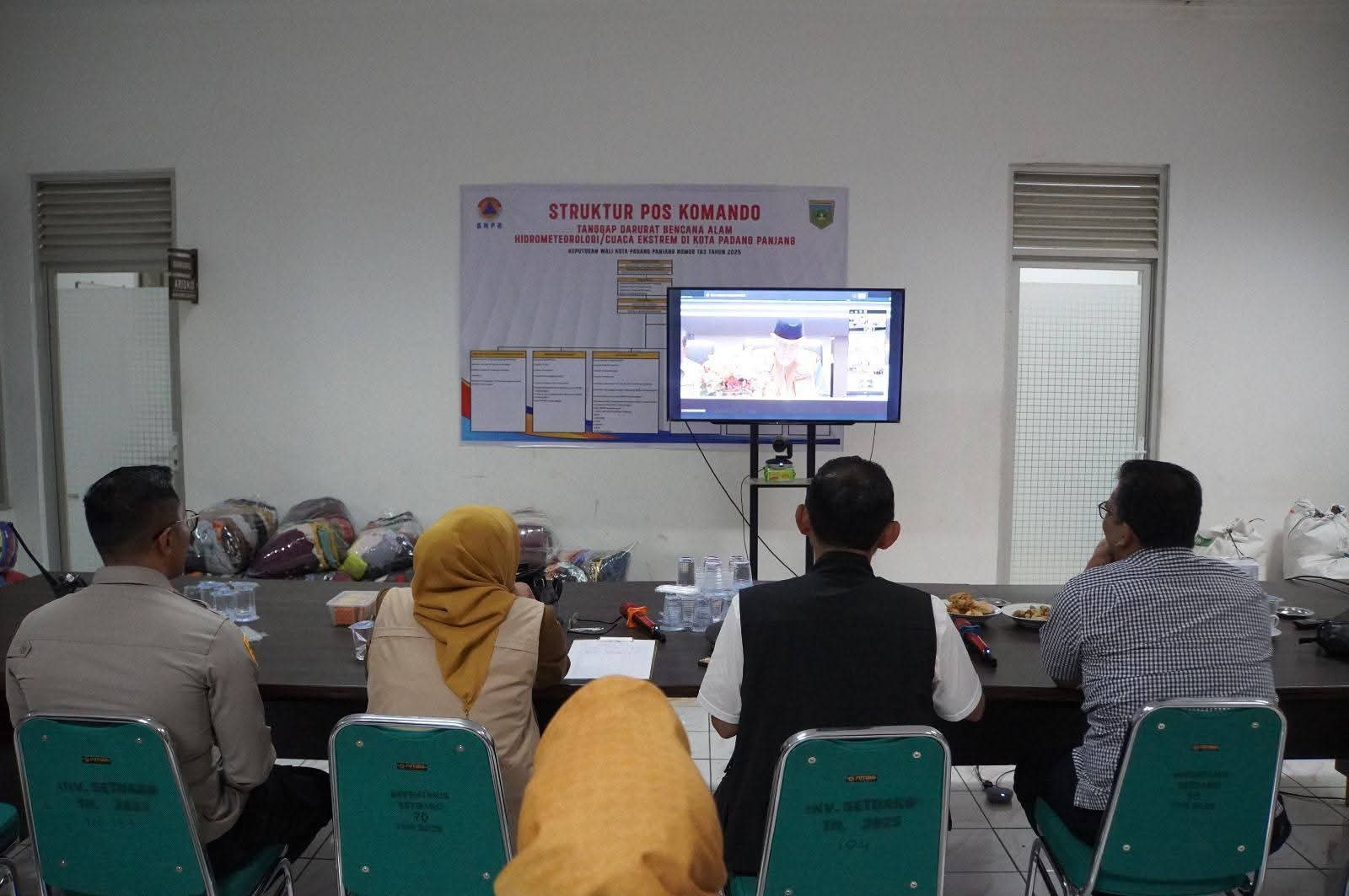 Pemko Padang Panjang saat ikuti rapat evaluasi secara daring pasca bencana dengan Gubernur Sumbar.